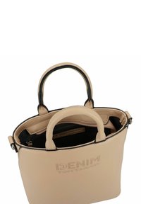 Beige synthetische handtas met zwarte accenten; gestructureerde vorm, dubbele handvatten, reliëflogo aan de voorkant en een binnenzak met rits.