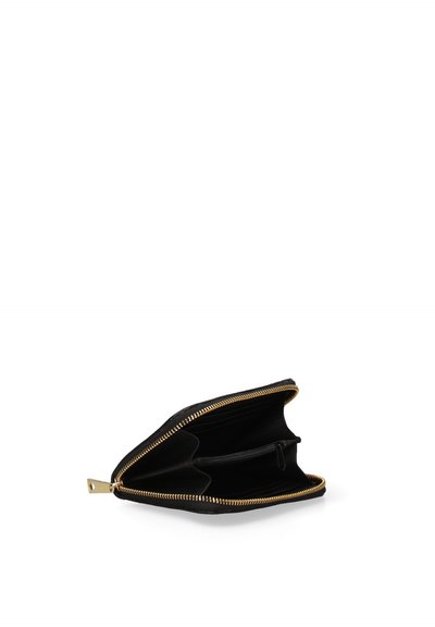Portefeuille en cuir noir ouvert avec fermeture éclair dorée, montrant plusieurs compartiments et une pochette zippée centrale à l'intérieur.