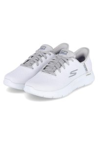 Scarpe da ginnastica in rete bianche con accenti grigi, design con lacci, suole imbottite e dettaglio del logo sul lato e sulla linguetta. Leggere e traspiranti.