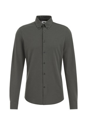 Camisa verde de manga larga en un material suave, con cuello abotonado, botones en la parte delantera y un pequeño logo en el pecho.