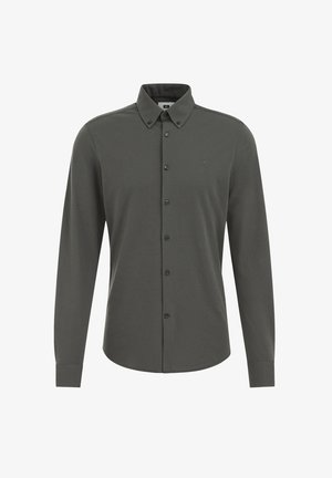 Grünes langärmliges Shirt aus einem weichen Material, mit einem Button-Down-Kragen, vorderen Knöpfen und einem kleinen Logo auf der Brust.