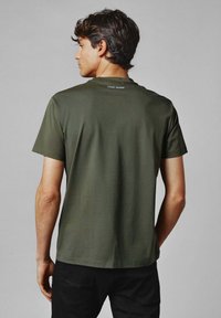 Red Bull Racing x Pepe Jeans RED BULL RACING LOGO DRIVER TEE - Marškinėliai su spaudiniu - green