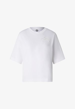 Biała krótka, krótka koszulka z subtelnym wytłoczonym wzorem liścia na górnej lewej części klatki piersiowej i okrągłym dekoltem.