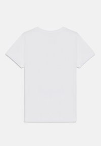Valge puuvillane T-särk lühikeste varrukatega, klassikalise ümar kaelusega ja siledast tekstuurist. Lihtne disain, ilma nähtavate logode või kaunistusteta.