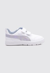 Sneakers bianchi con accenti viola, due strap in Velcro, una parte superiore testurizzata e un distintivo logo PUMA di lato. Design leggero.