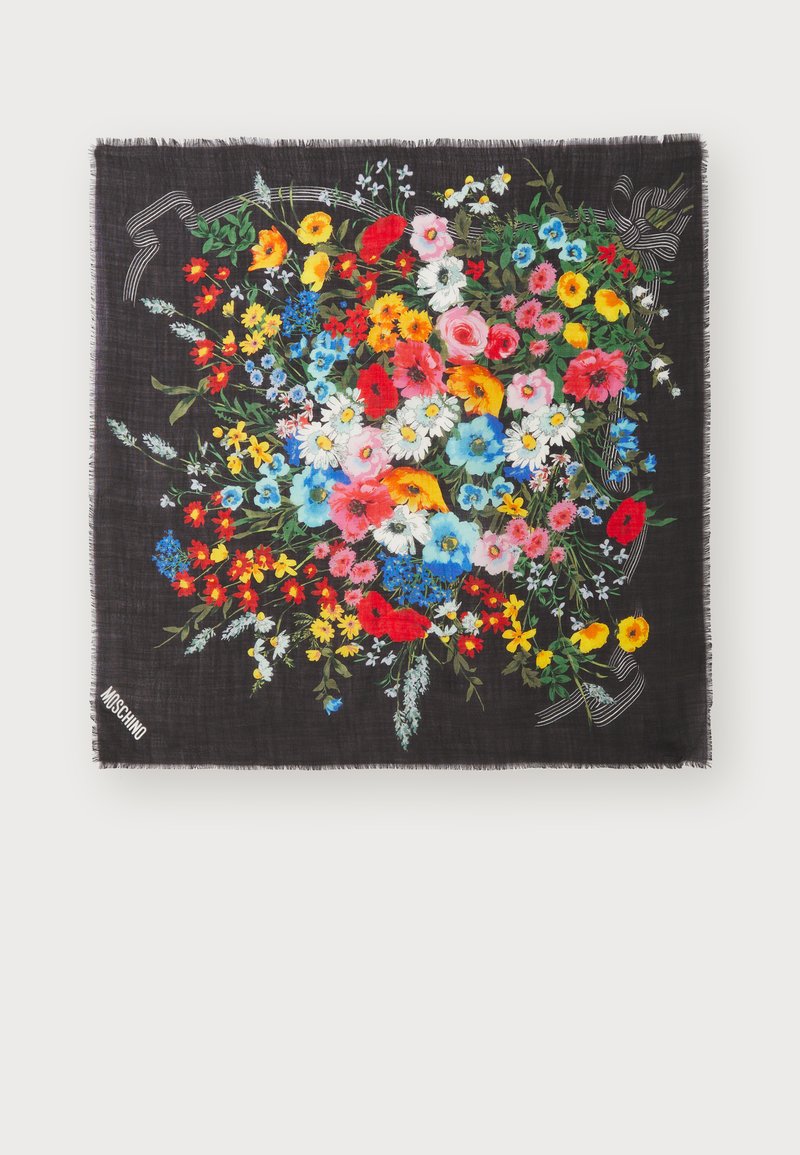 Černá čtvercová šála s živým multicolor květinovým vzorem a jemnými detaily proužkové stuhy, třepící se okraje a logo Moschino v rohu.