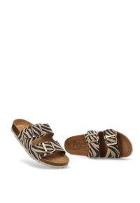 Sandalias de estampado de cebra en marrón y beige con dos correas ajustables y hebillas doradas. Plantilla de corcho y suela de goma texturizada.