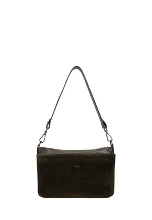 Sac à bandoulière en daim et cuir marron foncé avec une bandoulière amovible et un petit logo en métal au centre devant.