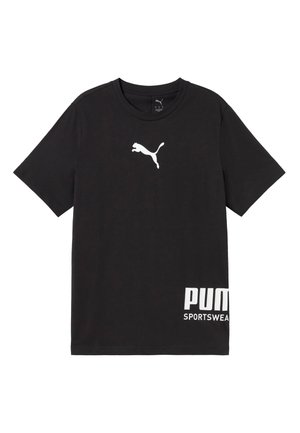 Camiseta deportiva negra de manga corta Puma con el logo blanco de Puma en el pecho y texto blanco "PUMA SPORTSWEAR" cerca del bajo.