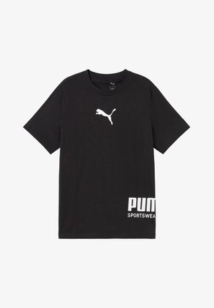 Camiseta deportiva negra de manga corta Puma con el logo blanco de Puma en el pecho y texto blanco "PUMA SPORTSWEAR" cerca del bajo.