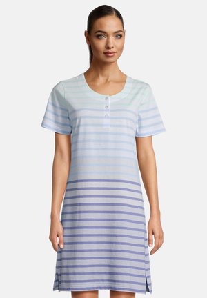 Vrouw met vastgebonden haar die een korte mouwen, knie-lange jurk draagt met horizontale blauwe, witte en groene strepen en drie knopen bij de halslijn.