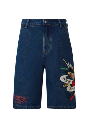 Shorts de mezclilla azul con una cintura alta, cierre frontal con botón y diseño bordado con un corazón y un pájaro. Acentos rojos en el logo.