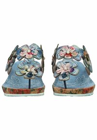 Sandales fleuries avec une base bleue, semelle en liège texturé et appliques florales colorées avec des accents en perles. Design à bout ouvert avec une légère cambrure.