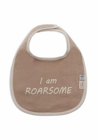 Bavoir en coton beige avec des bordures blanches. Porte le texte "Je suis ROARSOME" en grandes lettres et deux étiquettes de marque dans les coins inférieurs.