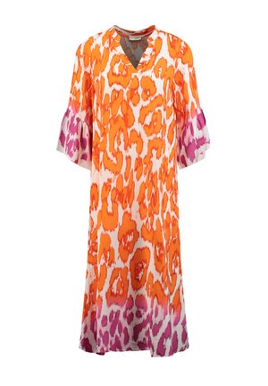 Luźna sukienka do kolan w pomarańczowo-fioletowy wzór zwierzęcy, z dekoltem w serek i rozkloszowanymi rękawami o długości do łokcia z fioletowymi akcentami.