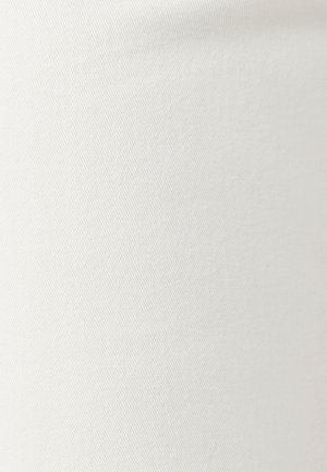 Close-up van wit denimstof met diagonale weefstructuur en fijne stiksels.