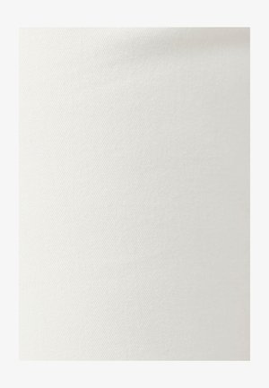 Close-up van wit denimstof met diagonale weefstructuur en fijne stiksels.