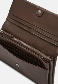 Brązowy skórzany portfel z zatrzaskiem, licznymi przegródkami na karty oraz zasuwaną przedziałką na monety. Gładka faktura z minimalnymi detalami szwu.