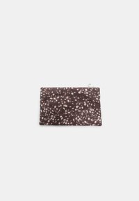 Pochette rectangulaire brune avec un motif éclaboussé blanc ressemblant à de la fourrure animale, dotée d'une fermeture éclair dans le coin supérieur droit.