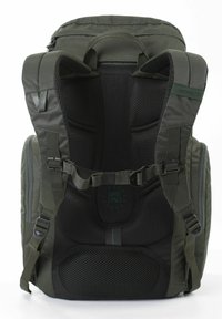 Mochila de tela verde oscuro, con respaldo de malla acolchada, correas ajustables y cierre de hebilla. Incluye un logo en el panel trasero.