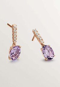 Pendientes colgantes de oro rosa que presentan gemas ovaladas de color púrpura claro, acentuadas con pequeñas piedras transparentes a lo largo de la barra superior.