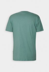 T-shirt vert à manches courtes en tissu doux, avec un col rond classique et un design simple et épuré.