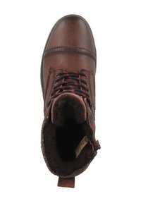 Bota de cuero marrón hasta el tobillo con cordones negros y rojos, forro de lana y un cuello texturizado. Punta redondeada y suela de goma resistente.