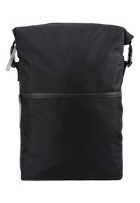 Sac à dos en tissu noir avec fermeture roll-top, poche zippée horizontale et boucles latérales en plastique.