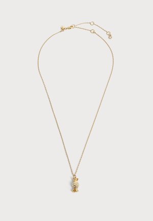 Collier délicat en chaîne d'or avec un petit pendentif en forme de bonbon orné de pierres scintillantes sur fond blanc.