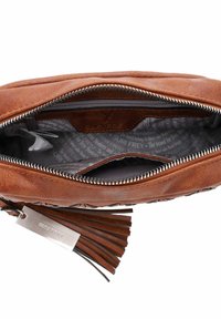 Borsa a tracolla in pelle marrone, superficie texturizzata, chiusura con cerniera, interno con fodera grigia chiara, múltiple tasche e dettaglio frangia.