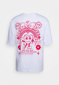 Camiseta blanca con un personaje de corazón de dibujos animados rojo, soles sonrientes, nubes, flores y texto promocionando la "Fundación Amor Perfecto" y la entrega gratuita y rápida.