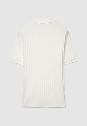 Weißes, geripptes Poloshirt mit kurzen Ärmeln, klassischem Kragen und kontrastfarbener Einfassung an den Ärmeln. Glatte Textur, legeres Design.