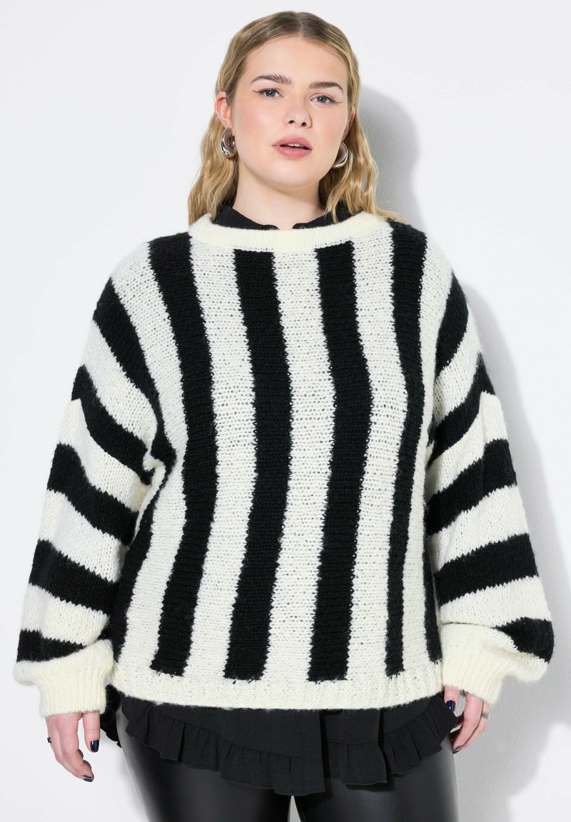 Maglione a righe bianco e nero in maglia con scollatura ampia, vestibilità oversize e maniche lunghe. La trama è morbida, con polsini e orlo a coste.