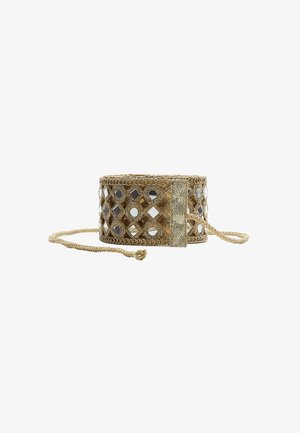 Gouden stoffen riem met ronde en diamantvormige spiegelversieringen en gevlochten sluiting, tentoongesteld op een witte achtergrond.