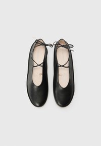 Balerini din piele neagră, cu vârful rotund, având un design cu șireturi și un stil minimalist. Textură netedă și talpă flexibilă.