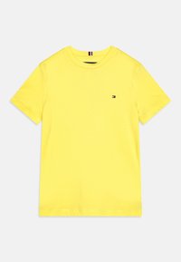 Žluté bavlněné tričko s krátkým rukávem, kulatým výstřihem a malou vyšitou nášivkou na hrudi. Měkká textura a klasický střih.