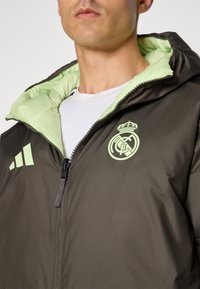 adidas Performance REAL MADRID SEASONAL DOWN JACKET - Μπουφάν με πούπουλα - utility grey/almost lime