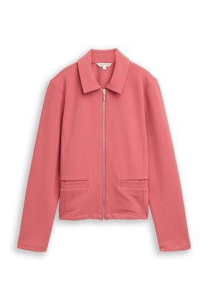 Różowa kurtka wykonana z tkaniny o fakturze. Posiada kołnierz, zamek błyskawiczny oraz dwie przednie kieszenie. Długie rękawy z dopasowanymi mankietami.