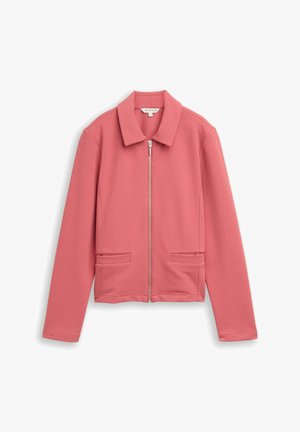 Różowa kurtka wykonana z tkaniny o fakturze. Posiada kołnierz, zamek błyskawiczny oraz dwie przednie kieszenie. Długie rękawy z dopasowanymi mankietami.