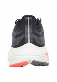 Scarpe da ginnastica nere e grigie con una tomaia in rete tessuta, intersuola bianca e accenti rosa sulla suola. Presenta una striscia riflettente sul retro.