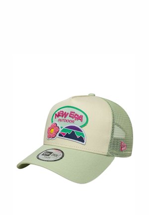 Casquette de baseball en mesh vert clair et beige avec "New Era Outdoor" et écussons montagne et fleurs sur le panneau avant.