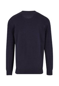 Maglione blu navy con corpo liscia e maniche a coste, con un motivo a trecce; polsini e orlo a coste.