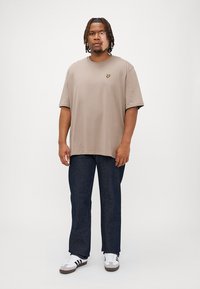 Lyle & Scott Jednoduché tričko - heritage taupe