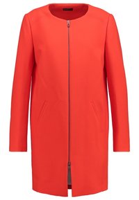 Červený kabát s dlouhým rukávem, kulatým výstřihem, předním zipem a bočními kapsami; vyrobený z hladkého materiálu s přizpůsobenou siluetou.