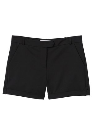Short noir sur mesure avec passants de ceinture, poches latérales et ourlet retroussé, posé à plat sur fond blanc.