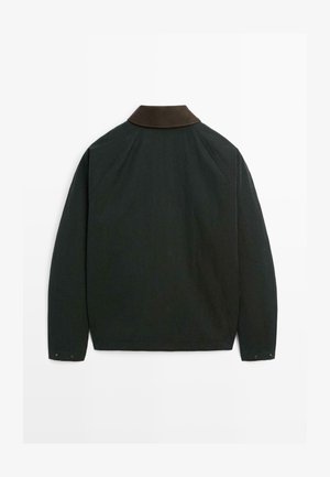 Giacca verde scuro con colletto marrone, maniche lunghe e vestibilità rilassata. Il materiale sembra liscio con dettagli di cucitura minimi.