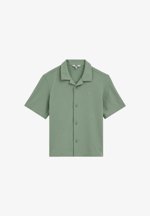 Camicia verde salvia a maniche corte con bottoni, colletto aperto e logo ricamato sottile sul petto a sinistra.