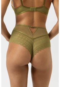 Ensemble de lingerie vert olive avec tulle transparent et détails en dentelle fine. Le design comprend des bords ondulés et un accent de dos ajouré en forme de goutte.
