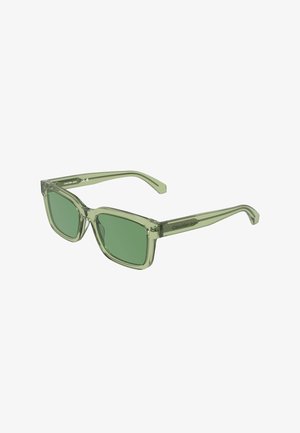 Lunettes de soleil rectangulaires vert olive translucide avec des verres verts assortis et des branches fines, légèrement inclinées vers la droite.