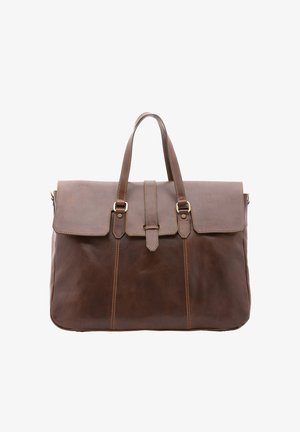 Valigetta in pelle marrone con chiusura a patta, doppie maniglie e cuciture a contrasto su sfondo bianco.